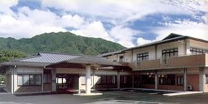 山に囲まれた外観