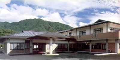 山に囲まれた外観