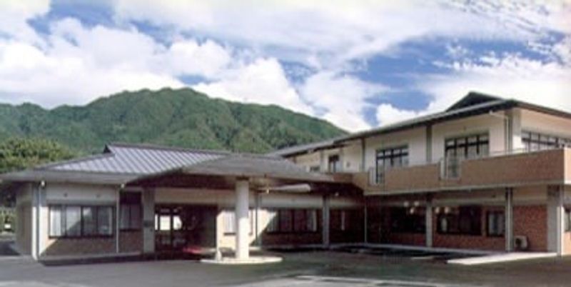 山に囲まれた外観