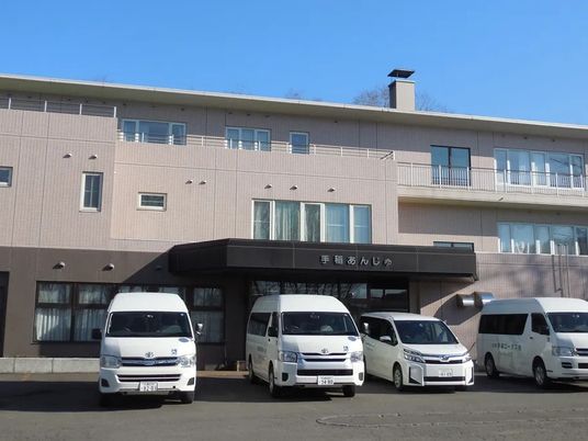 送迎車が並ぶ外観  