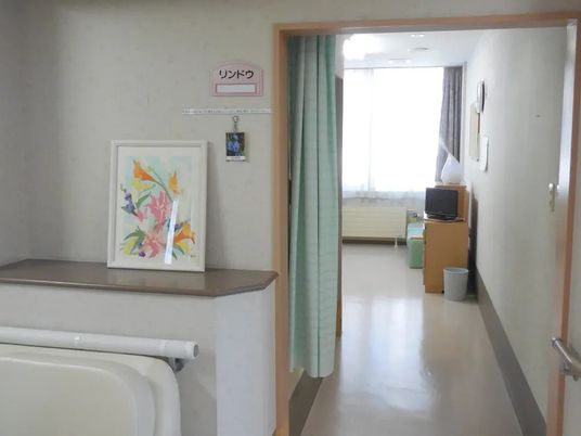 明るい居室前の廊下  