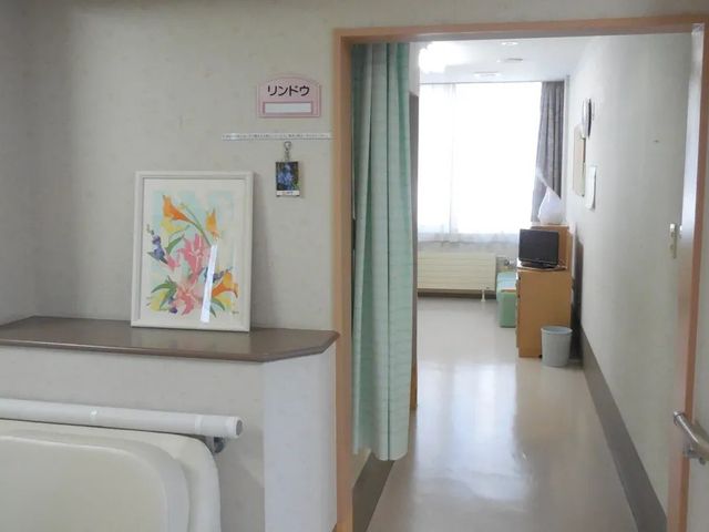 明るい居室前の廊下  