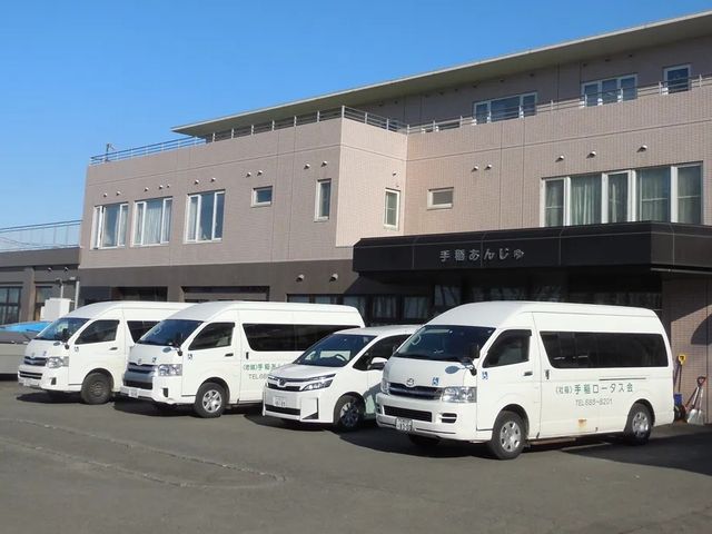 施設外観 外観   明るい外観の前に送迎車が複数並んでおり、利用者の移動を支える様子がうかがえます。就業先として、日々の送迎に関わる場面をイメージしやすいです。