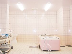 浴室の機器が並ぶ空間  