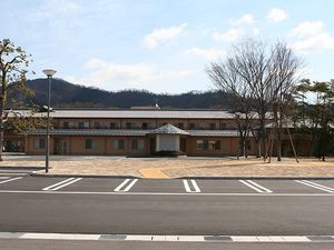 広い駐車場の外観  