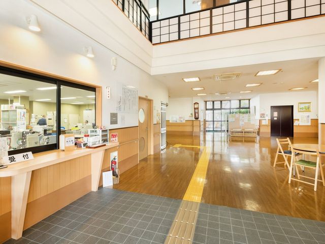 明るい受付と共用スペース ロビー 広々とした明るいロビーは、訪れる方がリラックスできる空間です。