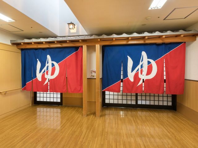 風呂場の出入口 浴室 広々とした風呂場の出入口です。伝統的な暖簾があり、安心して利用できます。
