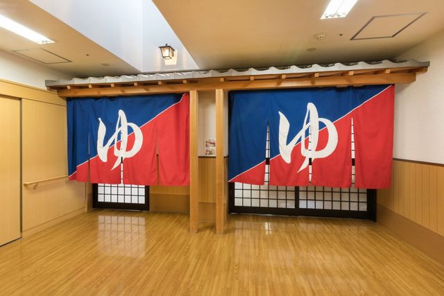風呂場の出入口 浴室 広々とした風呂場の出入口です。伝統的な暖簾があり、安心して利用できます。