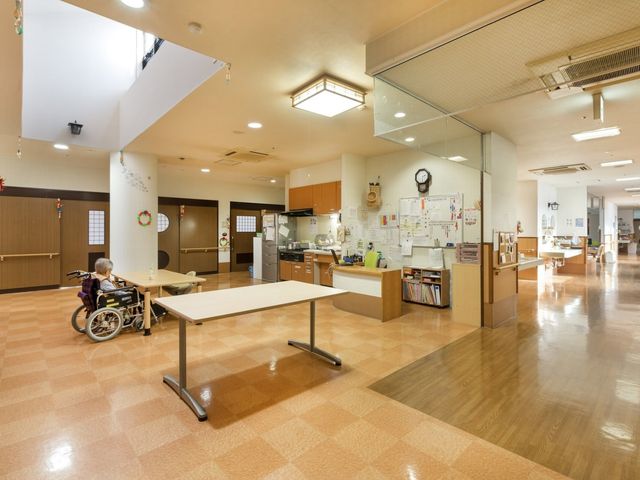 明るい空間の共用廊下 廊下 広々とした明るい廊下で車椅子にも優しい設計です。壁には掲示物があり情報共有も充実しています。
