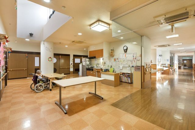 明るい空間の共用廊下 廊下 広々とした明るい廊下で車椅子にも優しい設計です。壁には掲示物があり情報共有も充実しています。