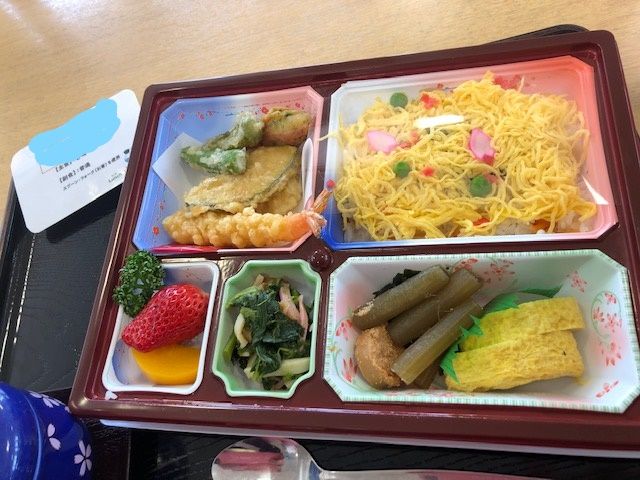お弁当の食事 食堂 彩り豊かなお弁当で、栄養バランスも考慮されています。施設での食事に興味が湧きます。