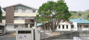 木々に囲まれた外観