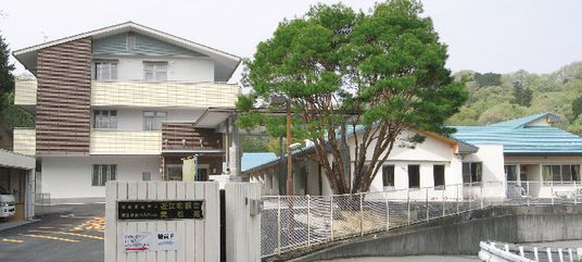 木々に囲まれた外観