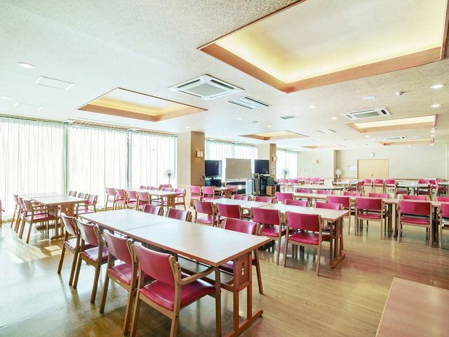 明るい食堂 食堂   大きな窓から光が入る、ゆとりのある食堂です。テーブル席が多く、食事や談笑の時間を過ごしやすい雰囲気です。