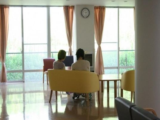 自然光差し込むラウンジ