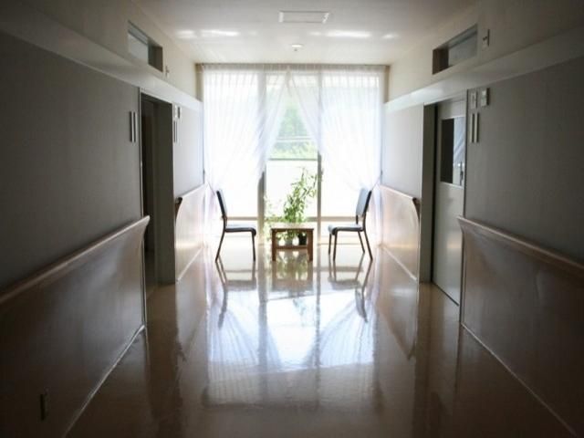 光が差し込む廊下 廊下 自然光が差し込む明るい通路です。利用者同士のコミュニケーションを促す作りになっています。