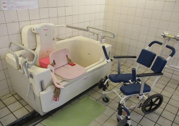 介助用バスタブの浴室
