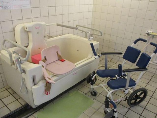 介助用バスタブの浴室 浴室 広々とした介助用バスタブが設置された浴室です。安全に配慮した機器が整っています。