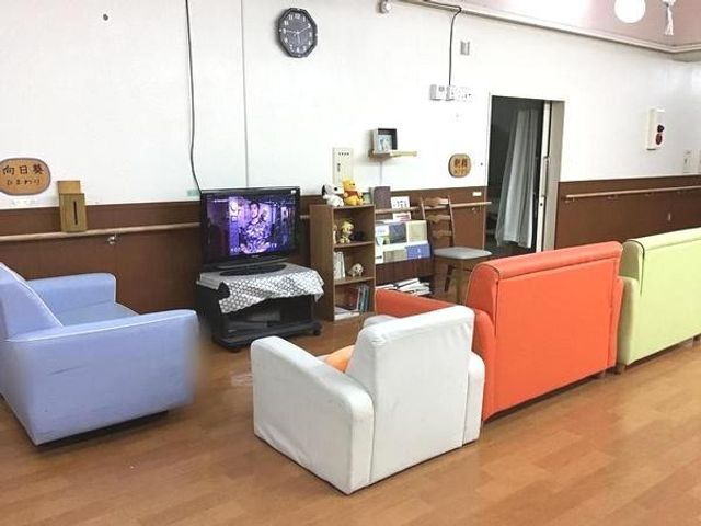 明るい共有スペース ラウンジ カラフルなソファが揃ったリラックスできる空間です。テレビも設置され、休憩に最適です。