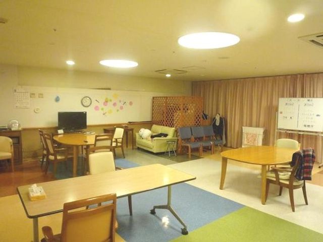 椅子が並ぶ静かな空間 多目的室 広々とした多目的室は、開放的で多様な活動がしやすい環境です。リラックスできる椅子もあります。