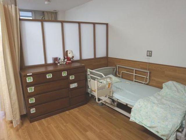 機能的な居室 居室 木製家具とベッドが配置され、落ち着いた雰囲気の居室です。快適に過ごせる工夫がされています。