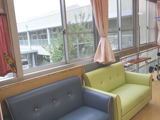 広々としたリビング リビング 自然光が差し込む明るい空間です。快適なリラックス時間を過ごせます。