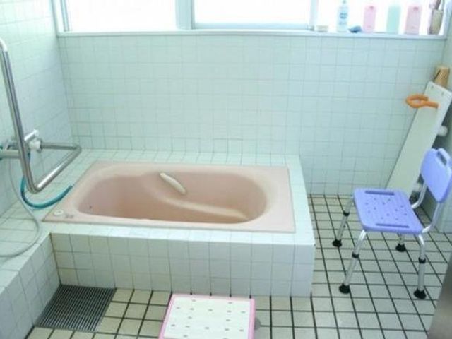 広々とした浴室 浴室 安全性に配慮された浴室で、快適にリラックスして入浴できます。お手伝いしやすい設計です。