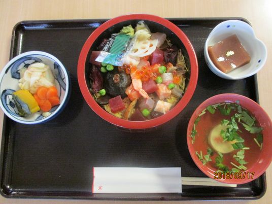 昼食の盛り付け例