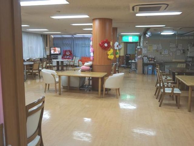 広々としたラウンジ ラウンジ 広々とした明るいスペースで、くつろぎながらテレビ鑑賞や会話を楽しんでいただけます。