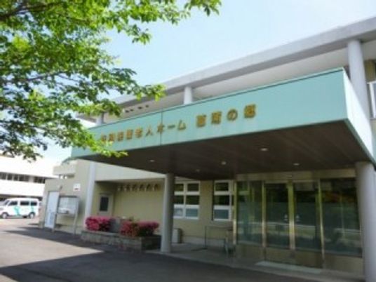入口付きの建物外観