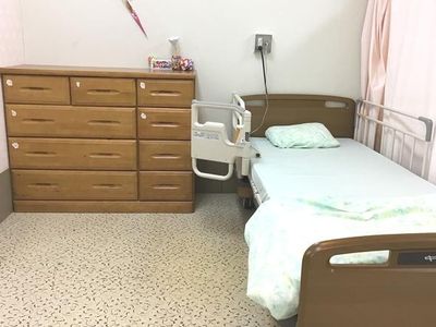 シンプルなベッドの居室