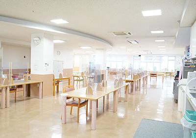 明るく広々とした食堂