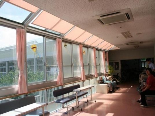 日差しが入る廊下
