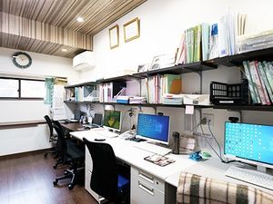 書類並ぶ事務室  