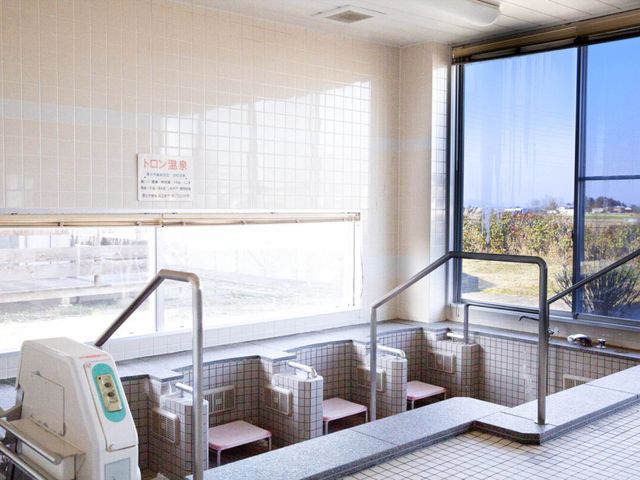 明るい浴室 浴室 自然光が差し込む明るい空間です。広々とした湯船で、リラックスしやすい環境になっています。