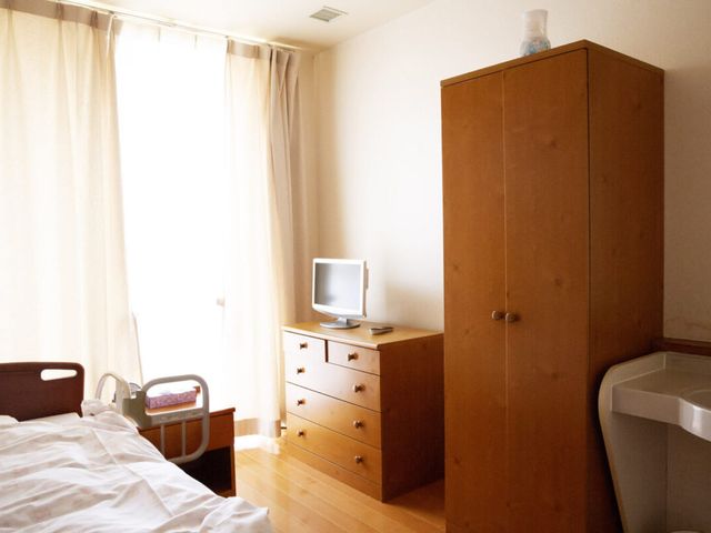 静かな個室の居室 居室 自然の光がたっぷり入る明るい空間です。木製家具が温かみを感じさせます。