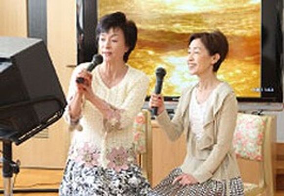 カラオケを楽しむ居室