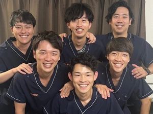 笑顔のスタッフ5人  