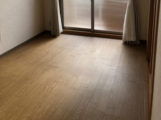 明るい居室の床  