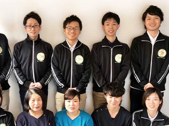 スタッフイメージ スタッフイメージ 笑顔が素敵なスタッフたちが新しい仲間を歓迎しています。和やかな雰囲気を感じられます。