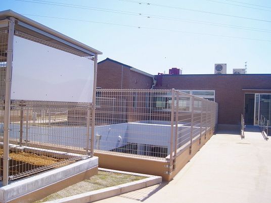 明るい屋上通路  