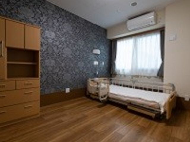 広々とした居室 居室 明るい部屋には、快適に過ごせるための広々としたスペースがあります。収納も充実しているため、使いやすく整理整頓が可能です。