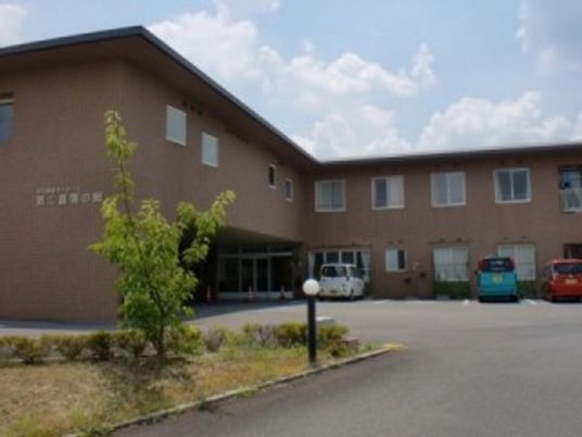 車が並ぶ建物外観