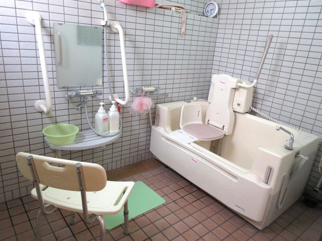 快適な浴室の設備 浴室 バリアフリー設計の浴室は、安全に配慮された設備が整っています。リラックスした入浴が可能です。