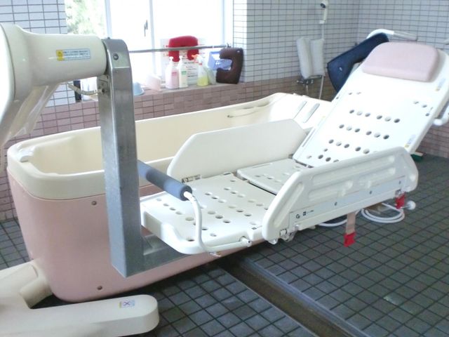リクライニング式浴槽 浴室 リクライニング機能を備えた浴槽が特徴の明るい空間。快適なお風呂時間をサポートします。