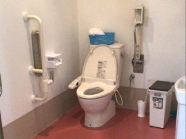 清潔なトイレ トイレ 手すりが設置された安全な空間のトイレです。介助がしやすく、快適に利用できます。