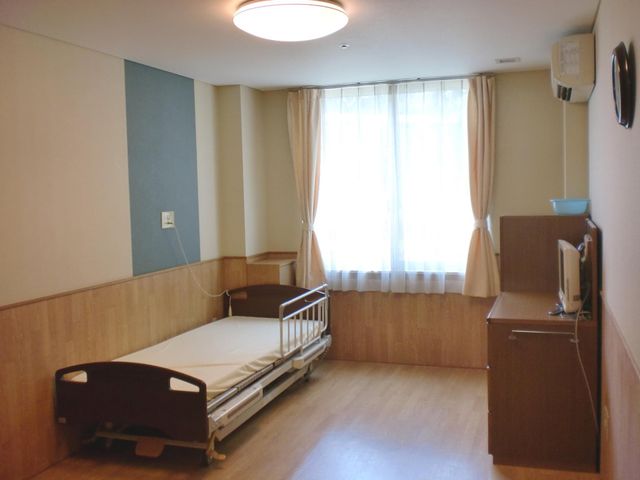 明るいベッドの居室 居室   自然光が差し込む明るい居室です。快適な空間で、日々の業務に集中できます。