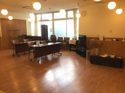 自然光が入る広いリビング