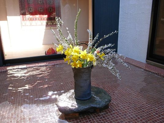 和風の花飾りがある中庭  
