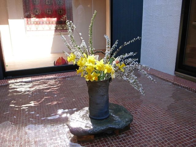 和風の花飾りがある中庭 中庭   庭には美しい花の装飾が施されており、爽やかな雰囲気を演出します。リラックスしたい時に最適な場所です。